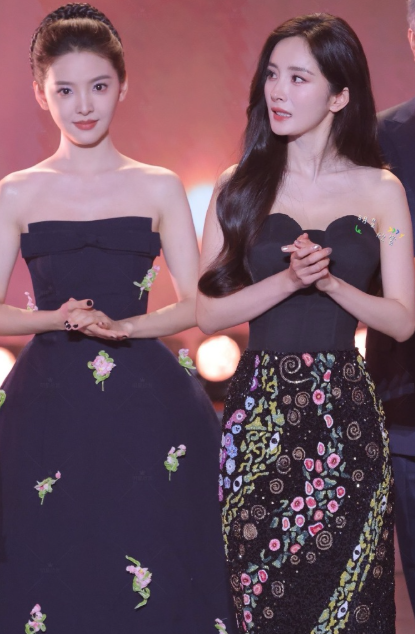 章若楠站在杨幂旁边，真的没输颜值也是抗打的​​​