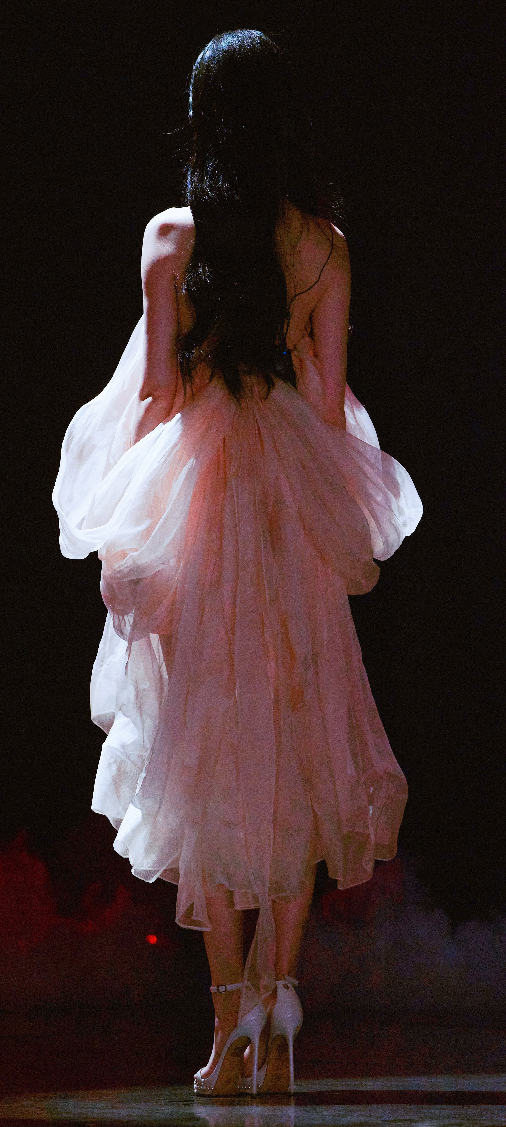 徐璐写真壁纸：白裙美腿穿搭，仙气满满。徐璐