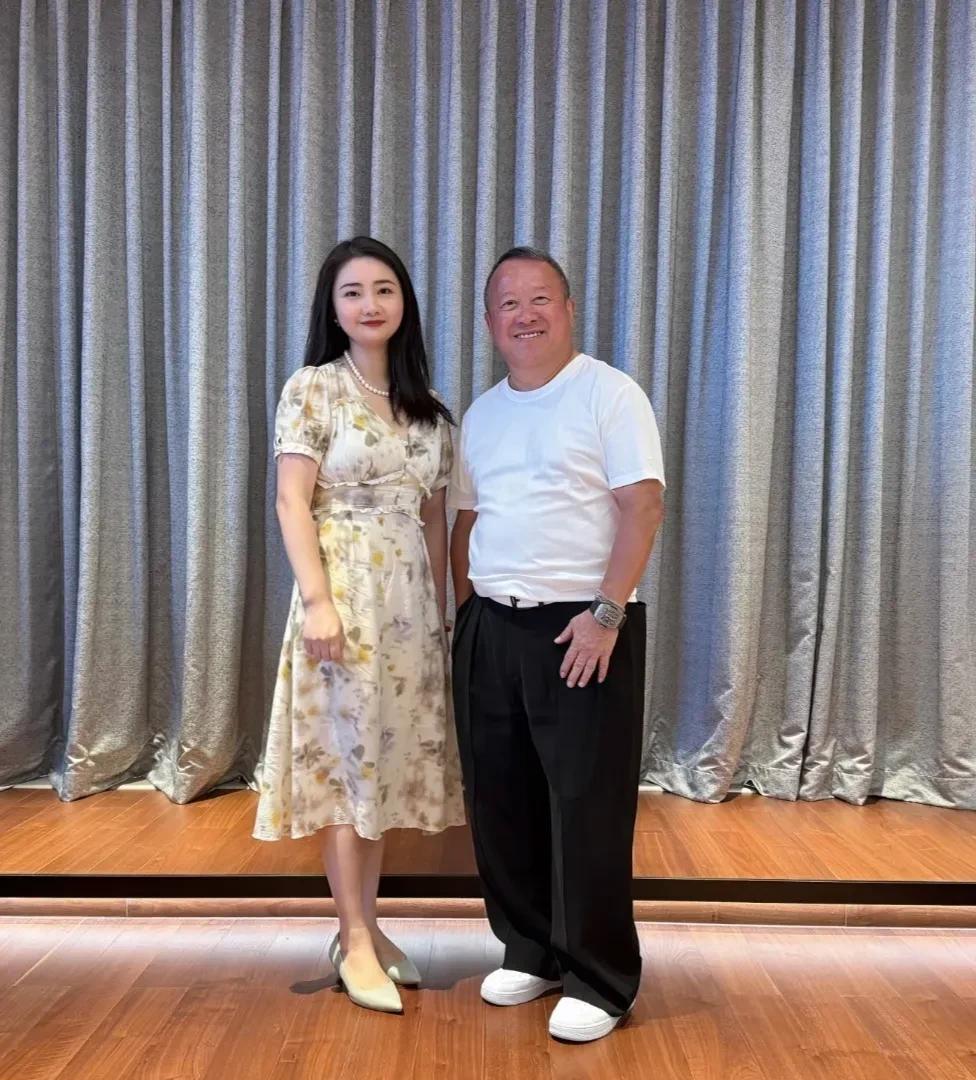 曾志伟现身广州，与美女同框，他这个子真的是矮啊，哪怕穿了增高鞋，比粉丝还是矮一点