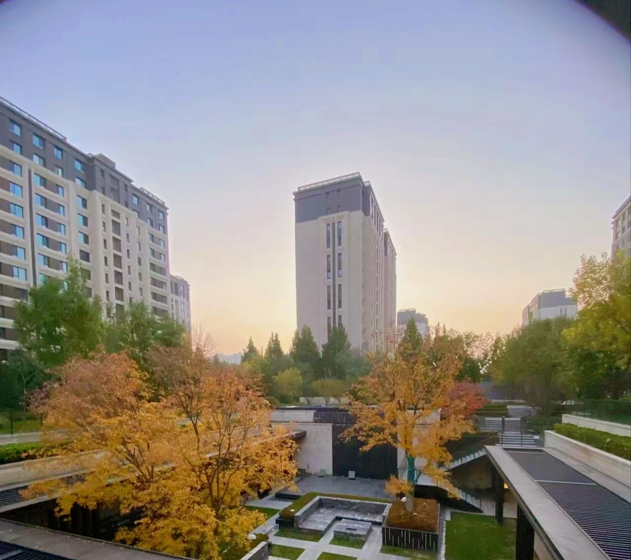 人生在世就是出卖自己！无非就是价值高低！有本事的人卖智慧，没本事的卖体力。有人卖