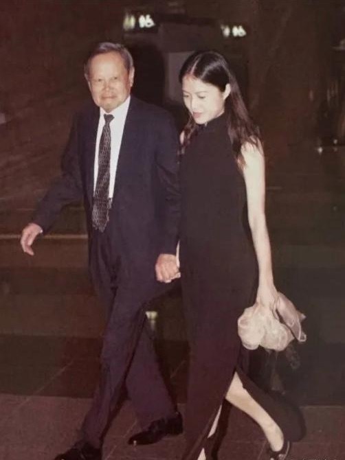 这张20年前的老照片充分诠释了杨老口中的：她是上天给我的最后的礼物。图中的翁帆气