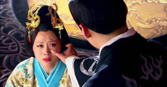 公元前88年，钩弋夫人刚侍寝完，汉武帝刘彻沉着脸下令：“拖下去，赐死！”钩弋夫人