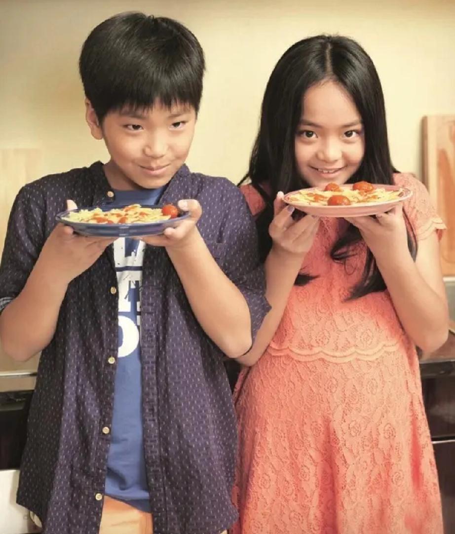 邵兵儿子上综艺了，不是靠爹，是真敢上。《一路繁花》里他端茶倒水，笑得自然，不装