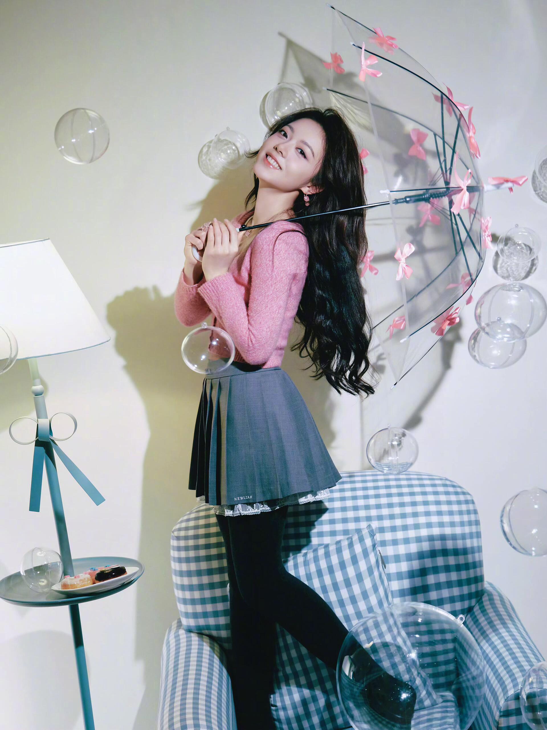 赵今麦xSecretWorld好少女的一套！赵今麦穿着粉紫针织开衫搭配灰色百