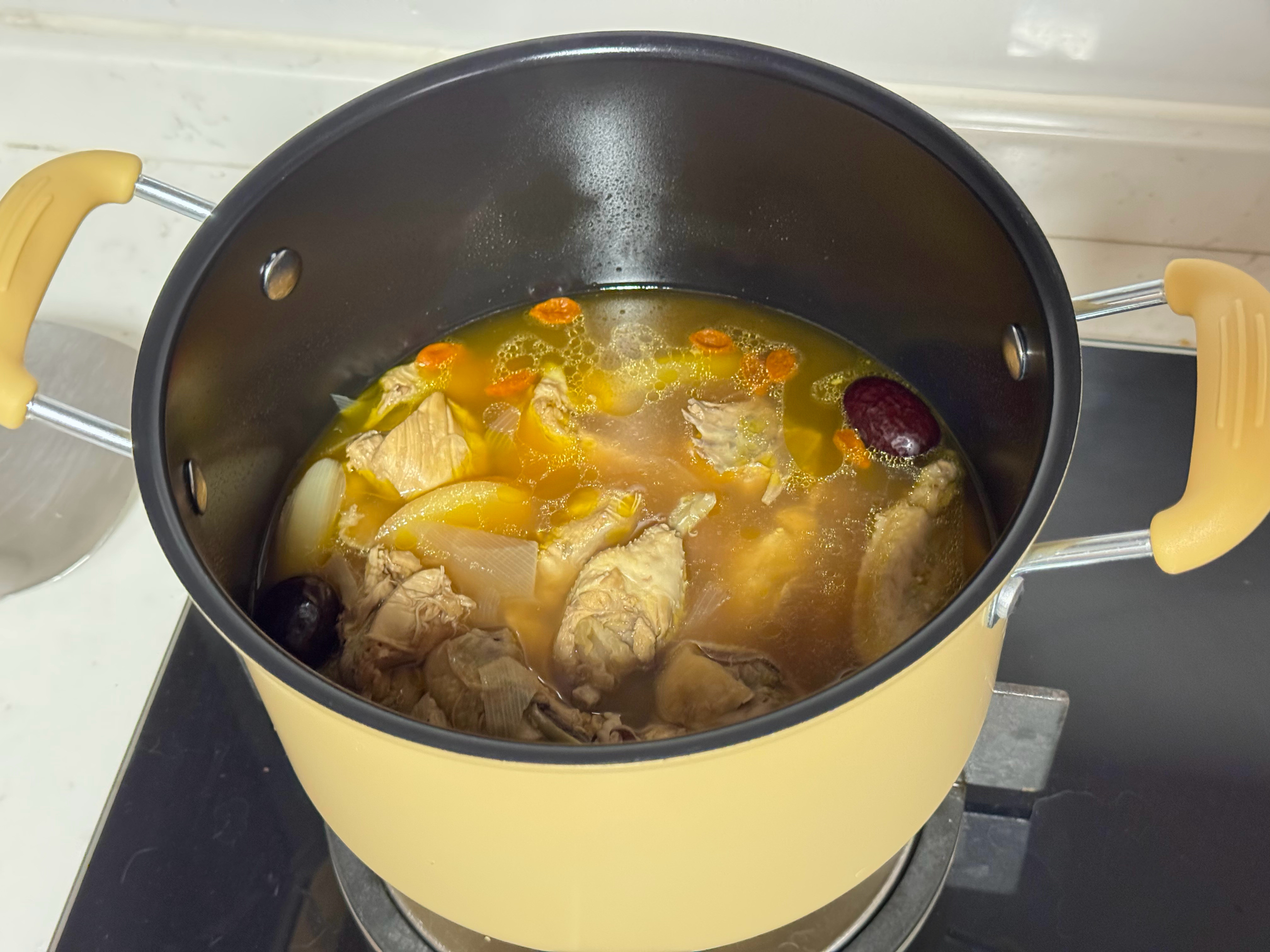 拿鸿哥昨天背回来的锅，煮了墨鱼鸡汤还挺好用生活碎碎念​​​