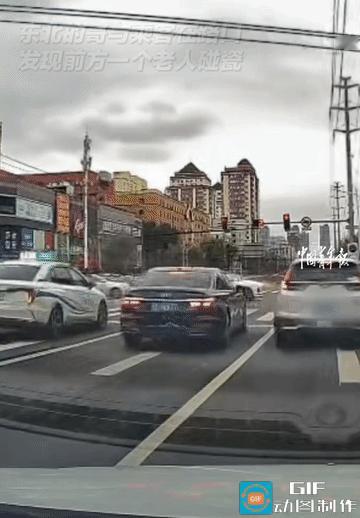 现在的老人真的坏！吉林省吉林市，一男子正在等红灯，结果右边突然出现一老人，踉踉跄