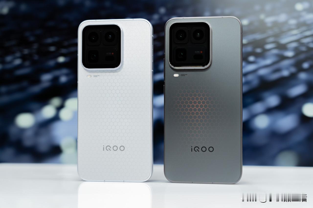 近日，有数码博主再次汇总了iQOO15Ultra配置参数。该机采用6.8