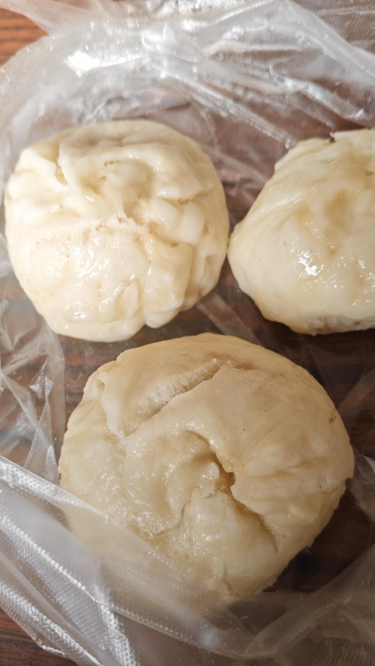 刚才在楼下新开的店买了5个小笼包，买了7块钱的酱香饼，说实话，一点都不好吃，小笼