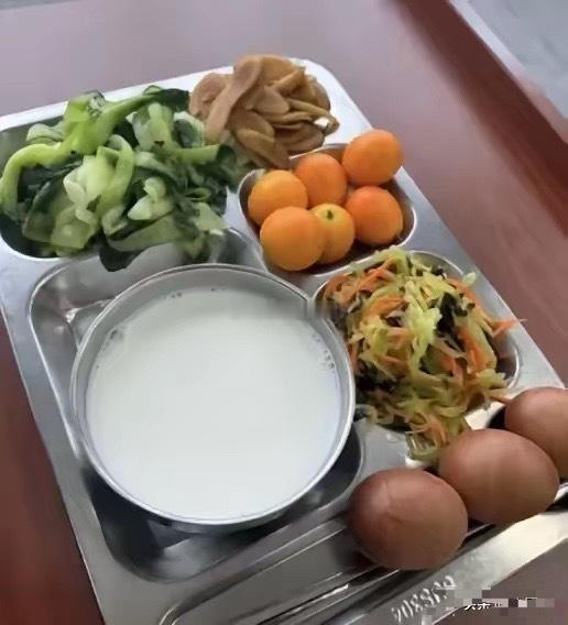 真的太尴尬了！今天在单位食堂吃饭，刚找位置坐下，领导从旁边走过，随口来了一句：你