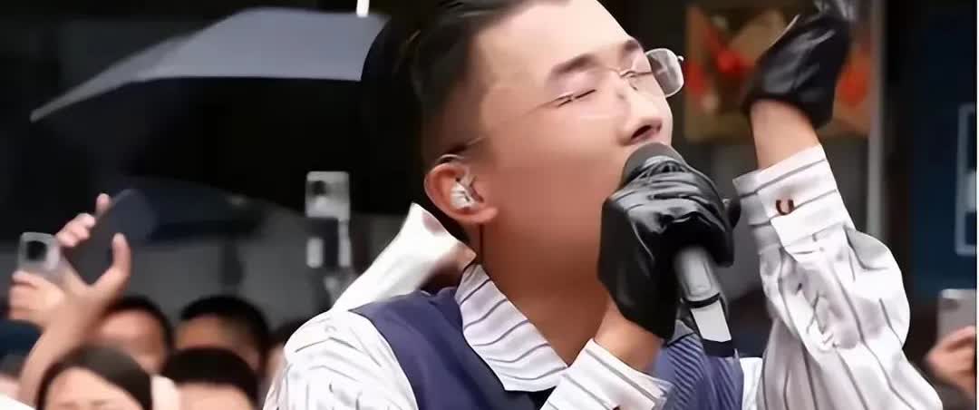 郭有才的热度正在逐渐下降，尤如昙花一现，没有真才实学，只靠炒作是不可能长久的。你