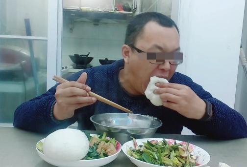 上海，男子在家中吃馒头，可吃着吃着，他竟突然倒地，噎死了。家属火化完遗体后，想起