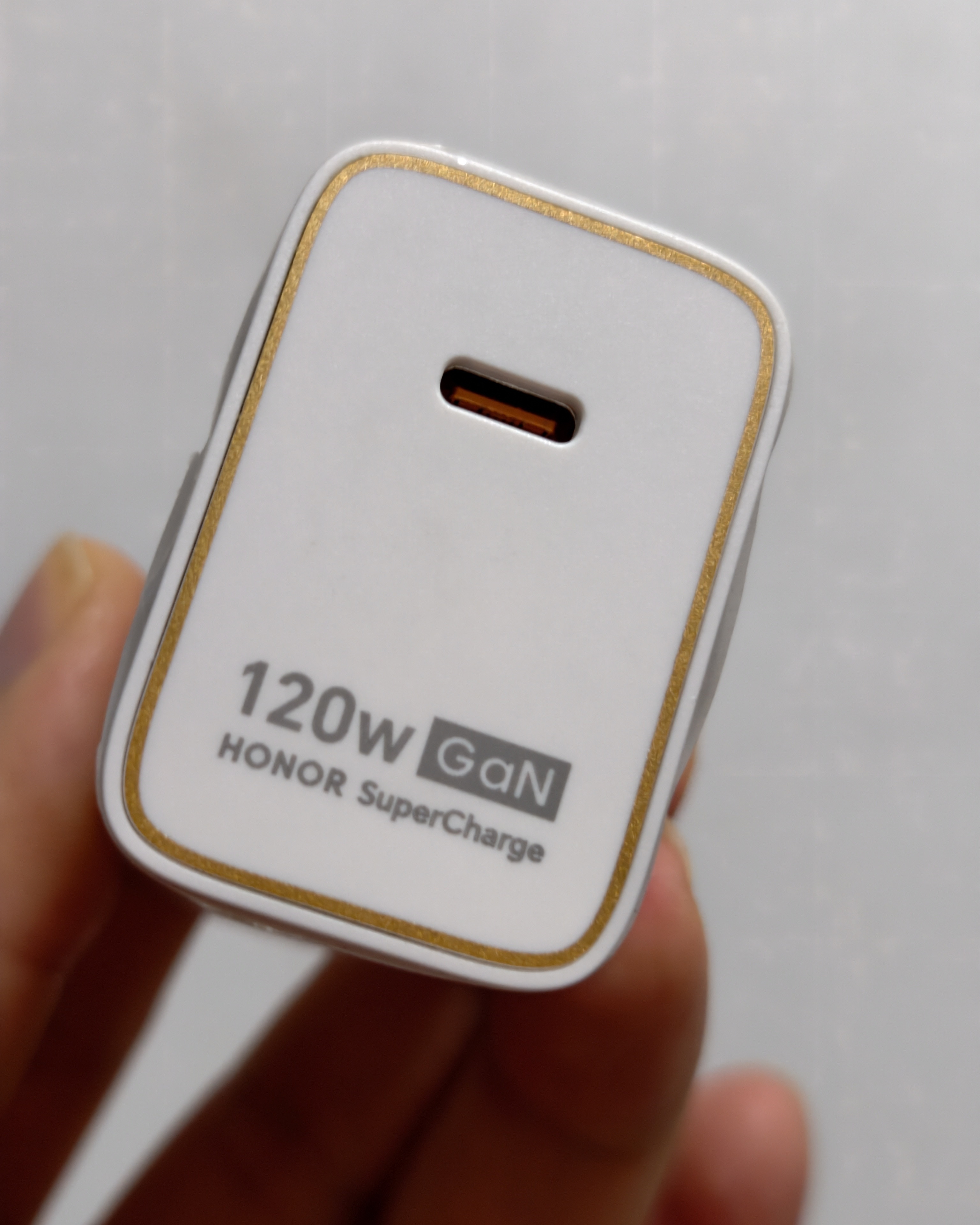 荣耀MagicV6最牛的配件就是这个充电头是真的万能充电头，到目前我手上的所有