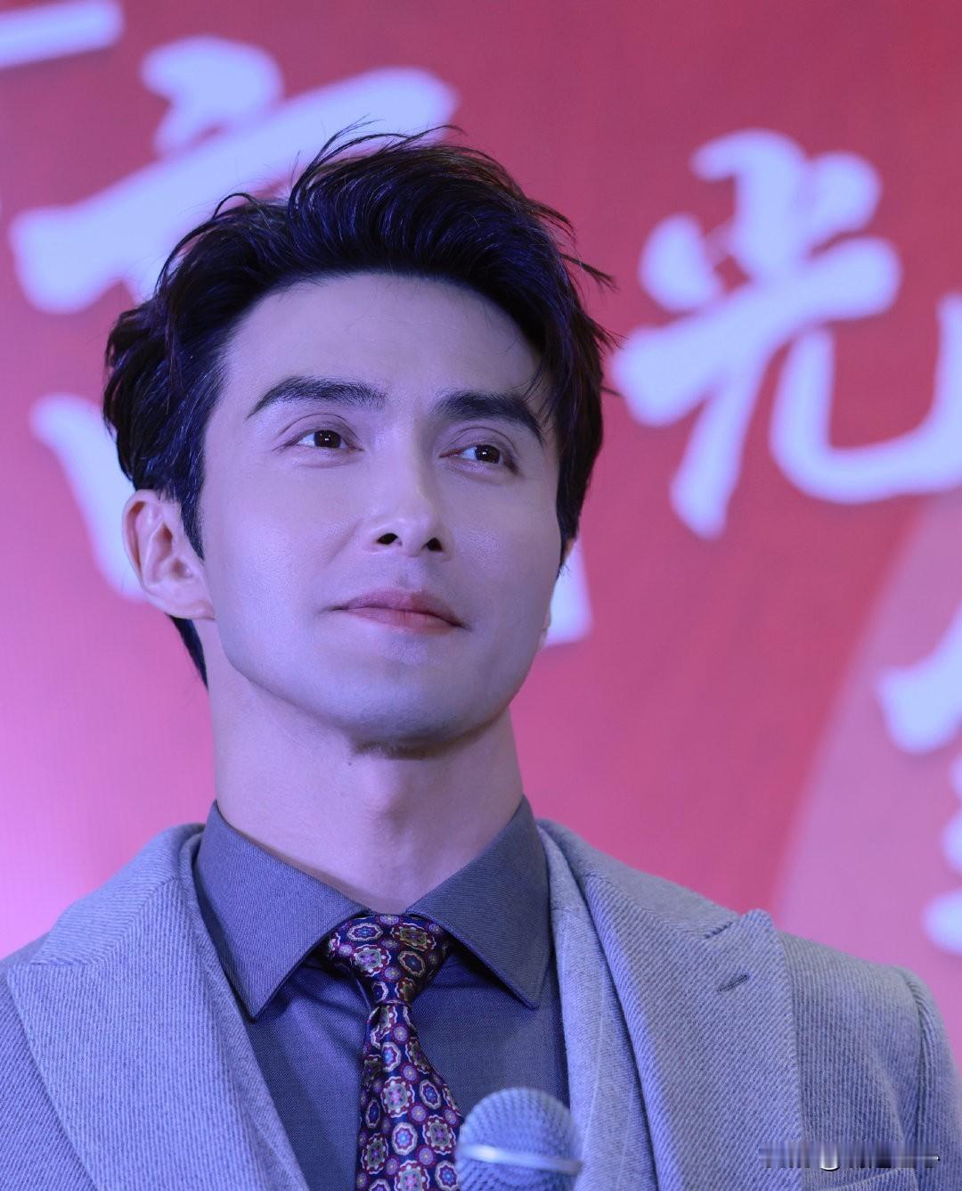 看了电视剧《哑舍》后。我好奇查了一下男主高伟光。才发现这个男演员实在是不简单