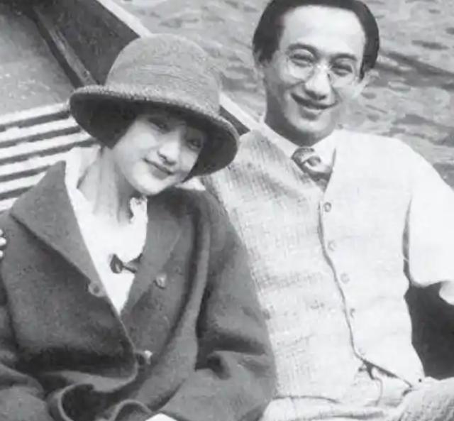 虽然徐志摩嫌弃张幼仪土气，但晚上却仍然跟她行“夫妻”之事，张幼仪晚年也曾