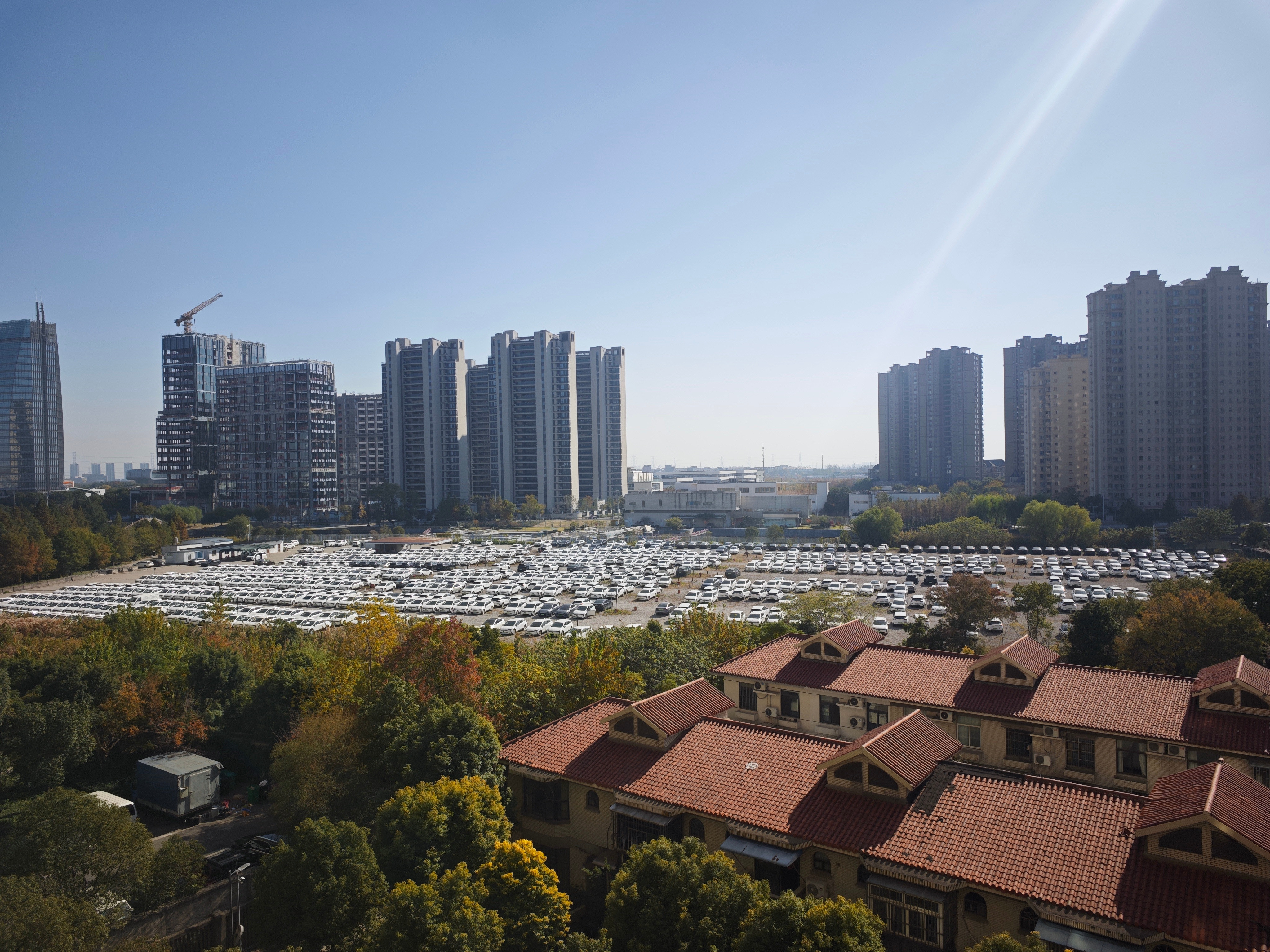 小区对面有个停车场，上海和江苏的边界。看着像是网约车。新能源大牛说上海上海·安