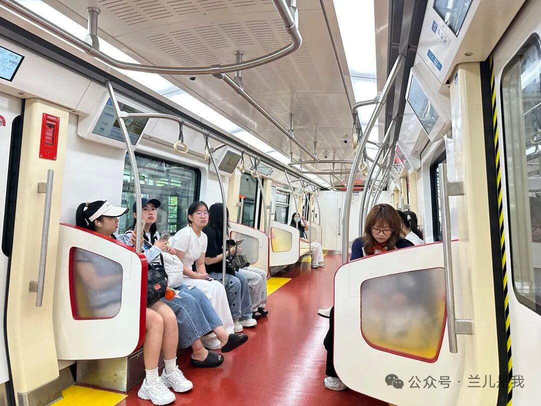 北京，为什么早高峰地铁几乎看不到40岁以上的人在北京早高峰的地铁车厢，满眼