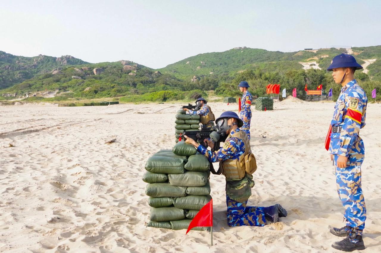作为训练的一部分，越南海军步兵的义务兵戴着防毒面具，使用IWITAR-21