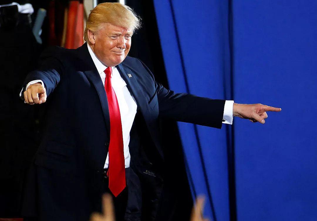 一人2000美元，特朗普宣布发钱，一句话将他的心思暴露无遗据媒体报道，美国总