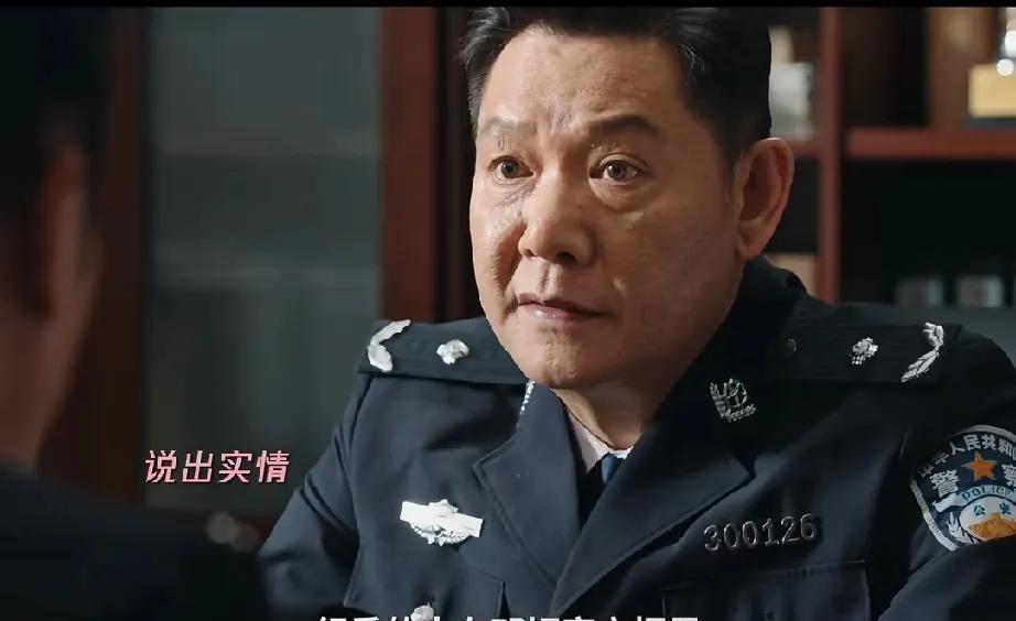 《利剑玫瑰》邓妍被举报收受贿赂，在她家衣柜里发现来路不明的八万块钱，邓妍被停职，