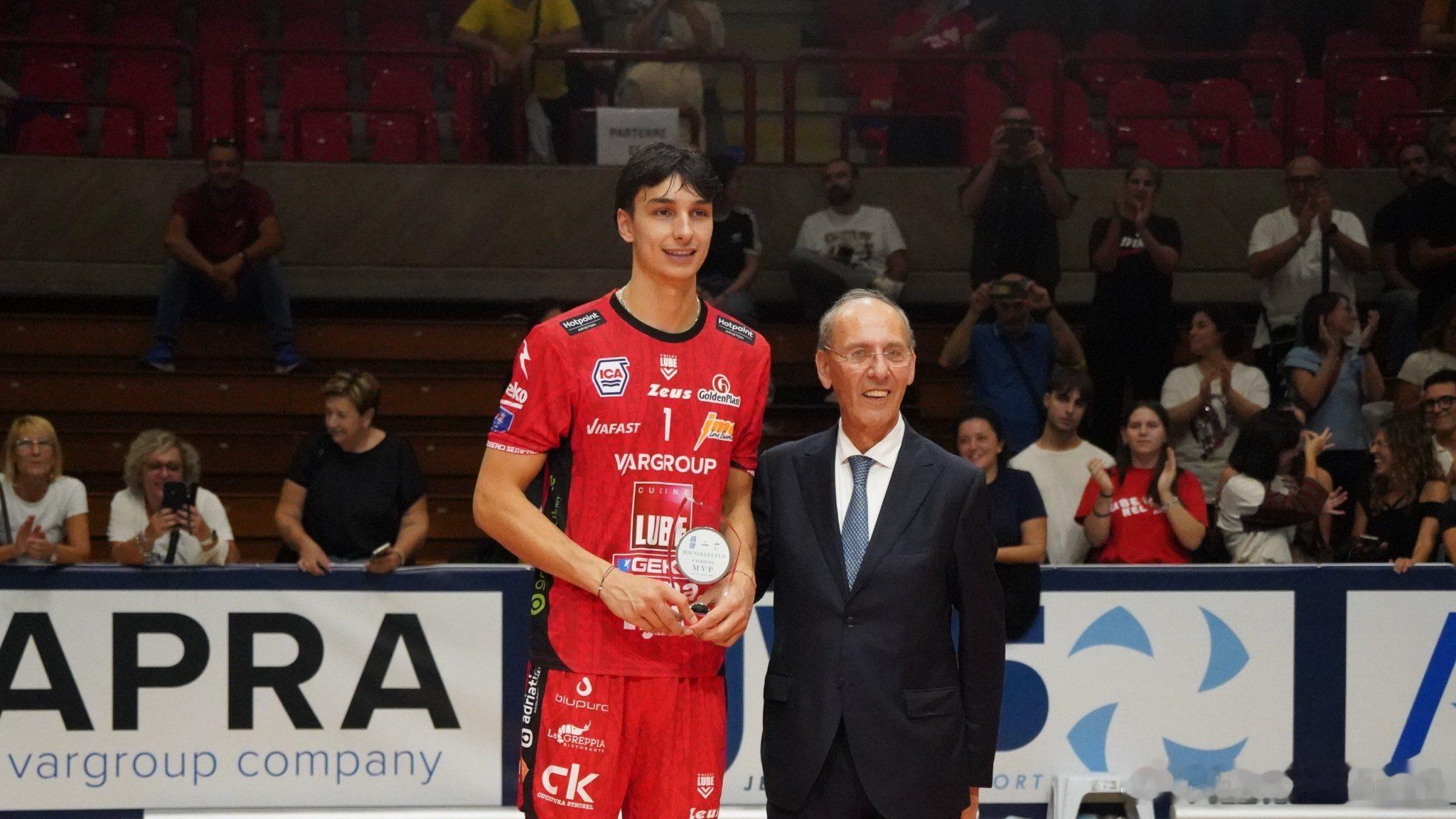 中国男排🏐天选之子已至：西蒙·尼科洛夫准备成为焦点漫长的等待终于结束：所有排
