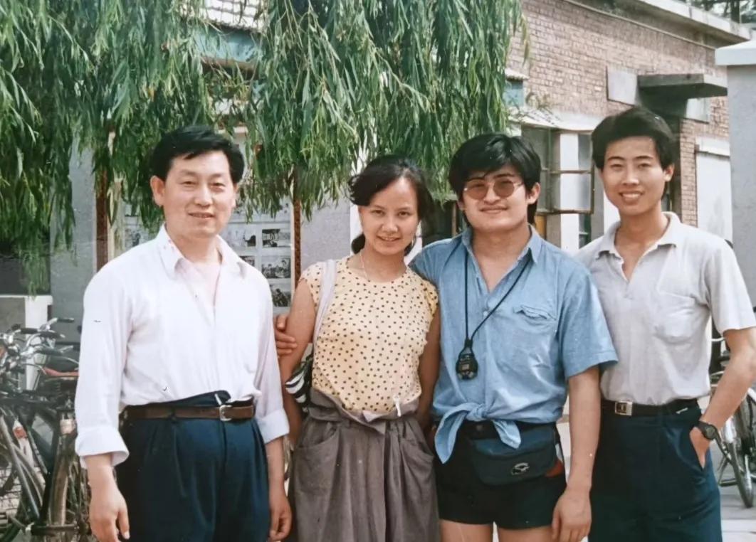1988年珍贵老照片！新婚的刘欢青涩帅气，清贫岁月藏最纯粹的深情一张定格在