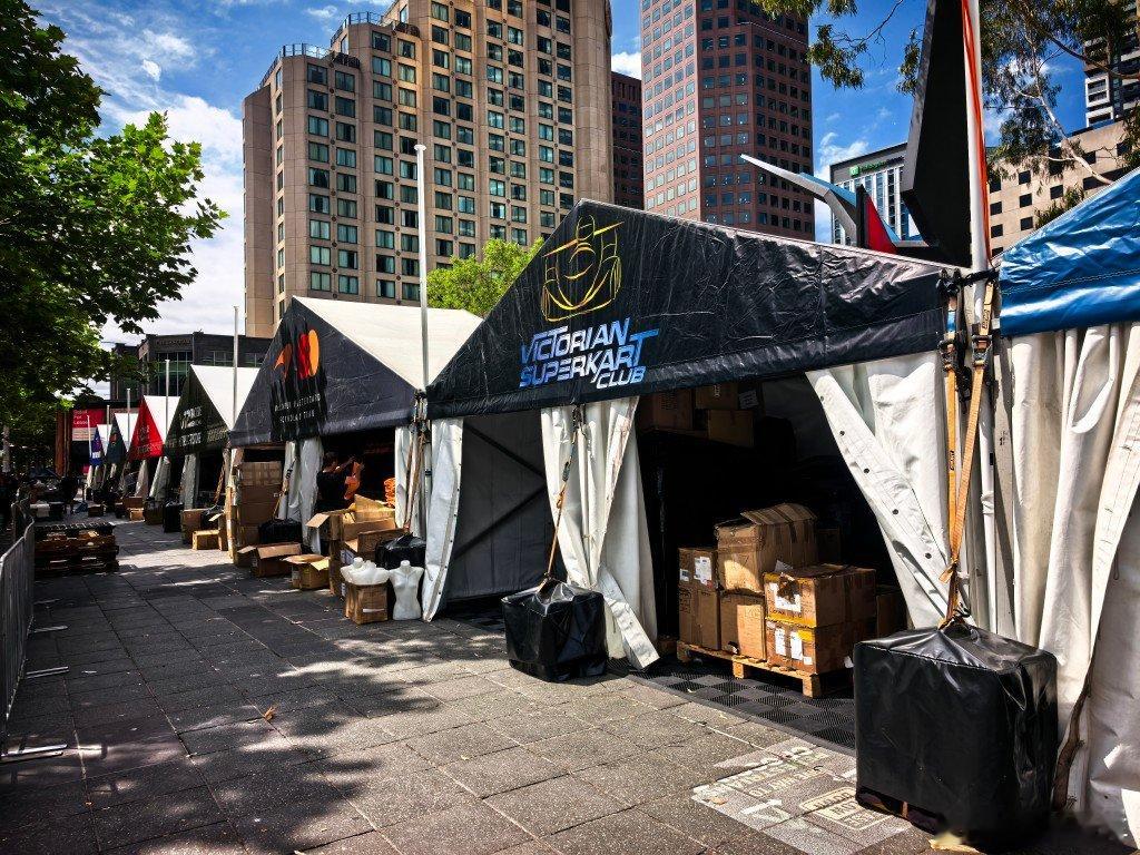 一周后墨尔本大奖赛，纪念品销售的搭建已经开始了