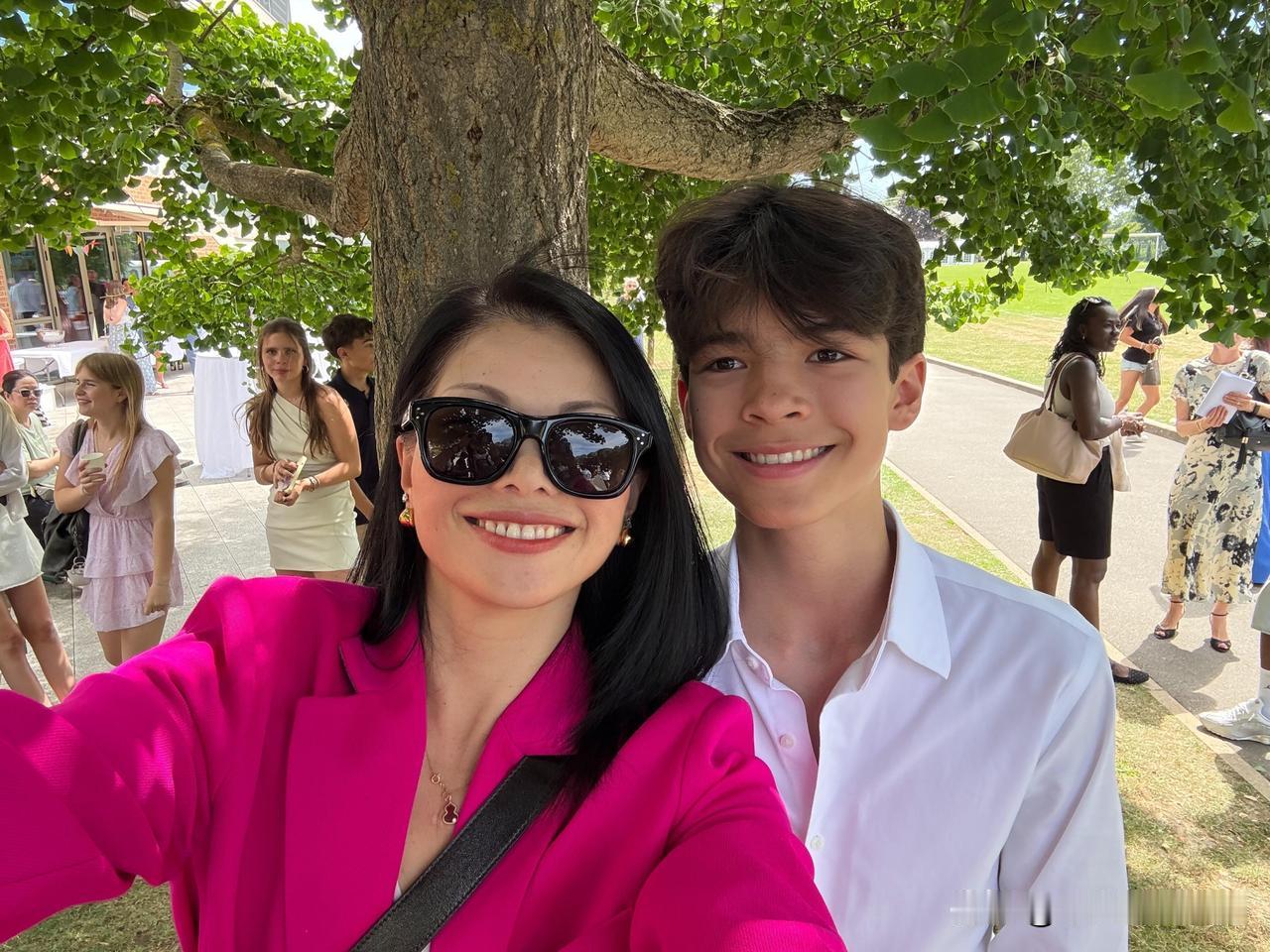 6月17日，国际名模吕燕更新生活动态，并晒出一家人的合照。她透露儿子已经从初中毕