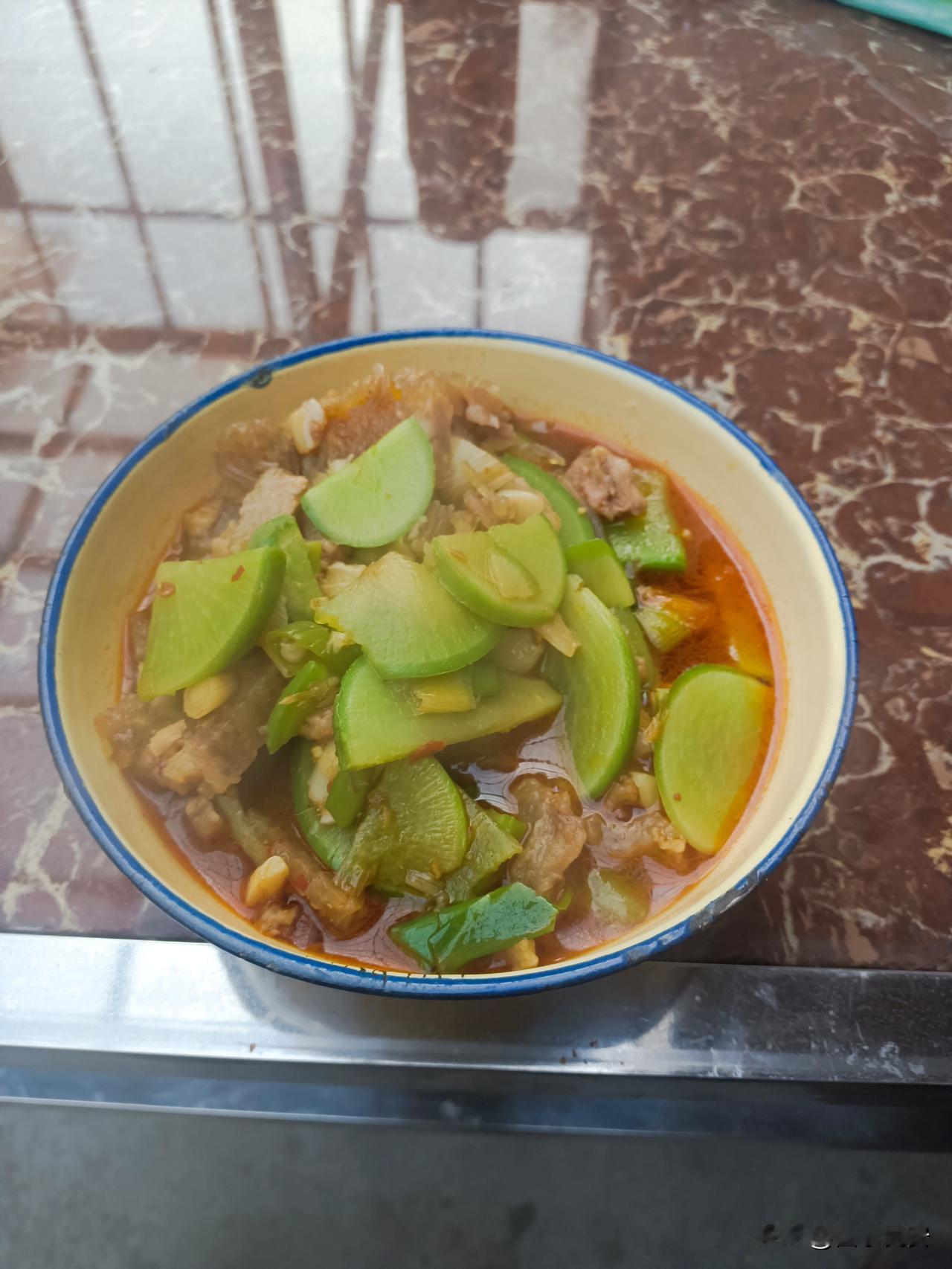 一碗青萝卜炒肉中午放学一进门，就闻见厨房飘来的香味，妈正端着个蓝边大碗往桌