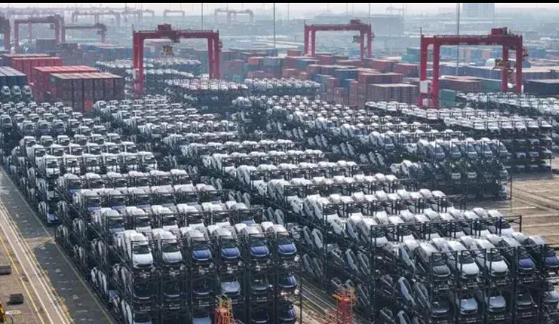 日本汽车业瑟瑟发抖！日媒：下一个被中国碾压的就是我们配图是上海港密密麻麻的