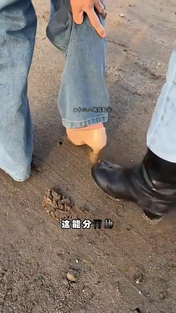 十二人搞笑配音。我媳妇越穿高跟鞋，不管什么天都穿，下雨天也穿后跟糊鞋泥裳。为了