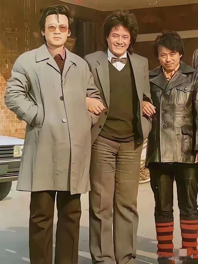 本山大叔年轻的时候，头型也是非常讲究的，在那个时候非常流行这样的头型，通过这张照