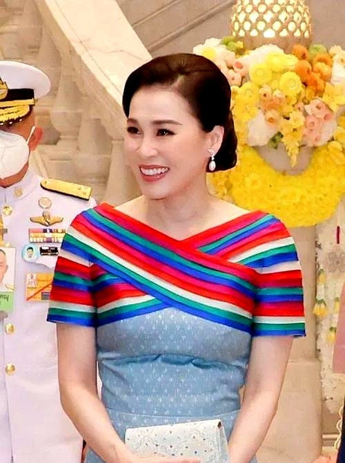 侍女上位泰王，苏提达真是高---**这泰国王室的瓜，简直