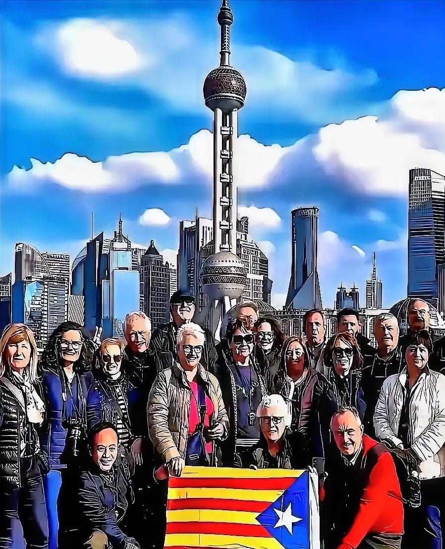 上海浦东机场，一个印度女人等了18小时。她以为只是过个境。结果护照被“啪”地