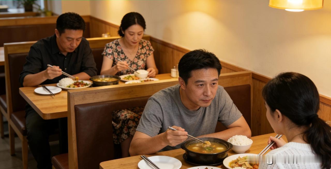 周末和老婆去饭店吃饭，隔壁坐着一对小夫妻。只听那女的说：