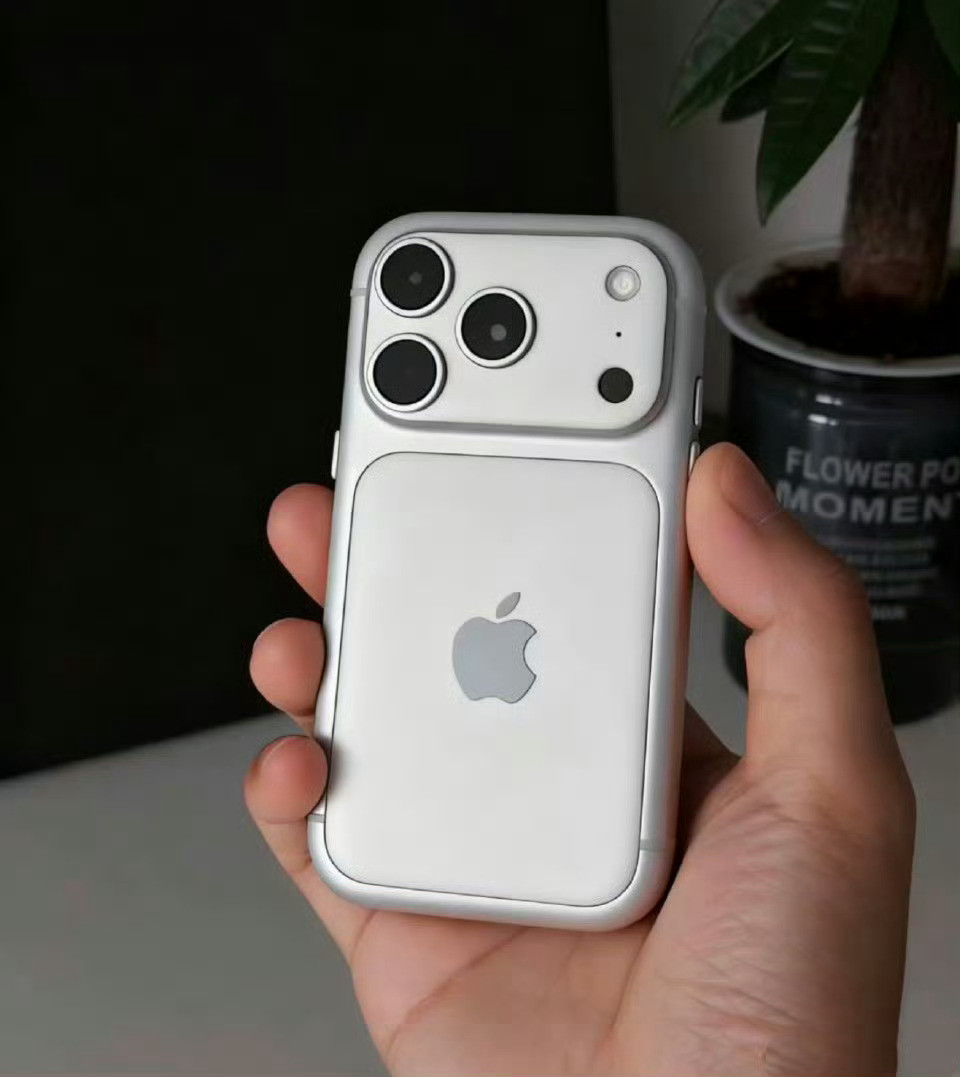 iPhone17Promini首曝别说，小小的还挺可爱，而且感觉挺圆润的，手感