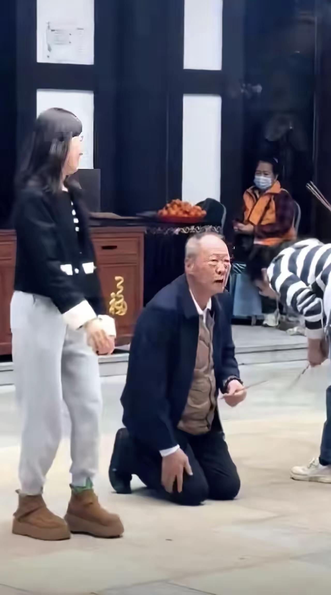 他身价450亿，在深圳的般若禅寺跪拜佛主他就是星河地产老板黄楚龙普宁人，