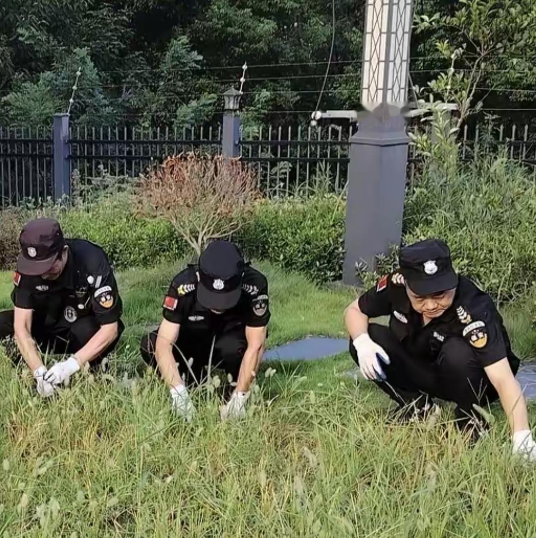 小区的保安确实不好干，人多环境复杂，所以很多人不愿意干去小区当保安。其实说到底就