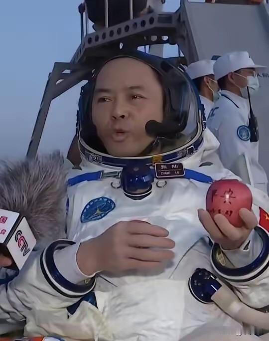 遨游太空归来，航天员心心念念的山珍海味居然一样都没有，只惦记着三道地道湖南家