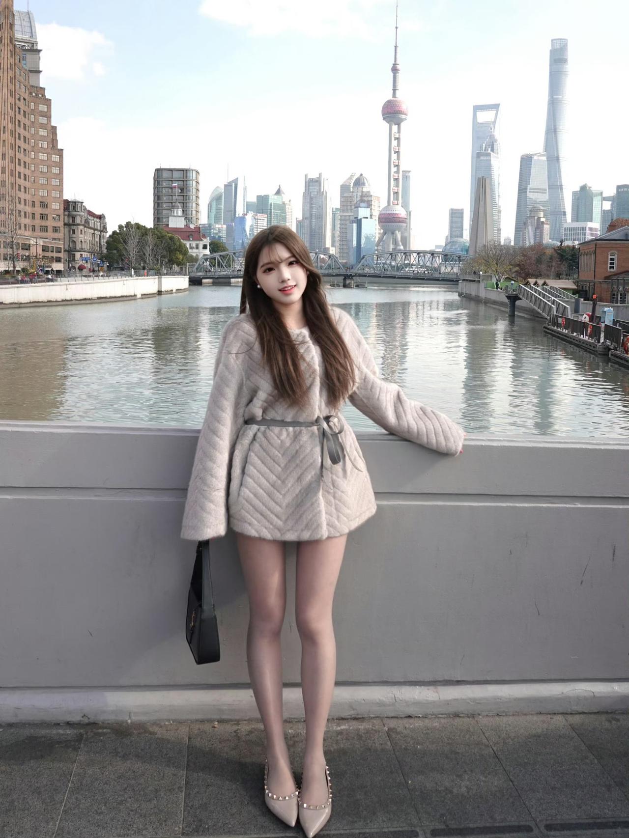 这套是温柔都市风，核心是浅灰毛绒收腰大衣：毛绒质感自带温暖贵气，收腰设计显比例，