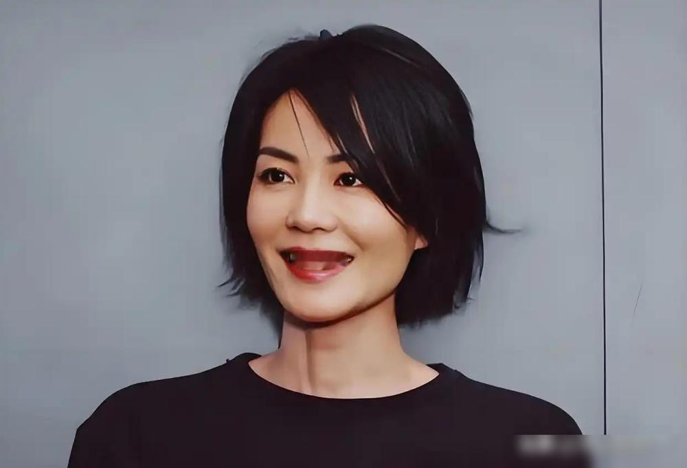 王菲带李嫣去的阿那亚音乐节，出大事了！王菲认识16年的御用摄影师Ryan，当天喝多失态，对陈粒、欧阳