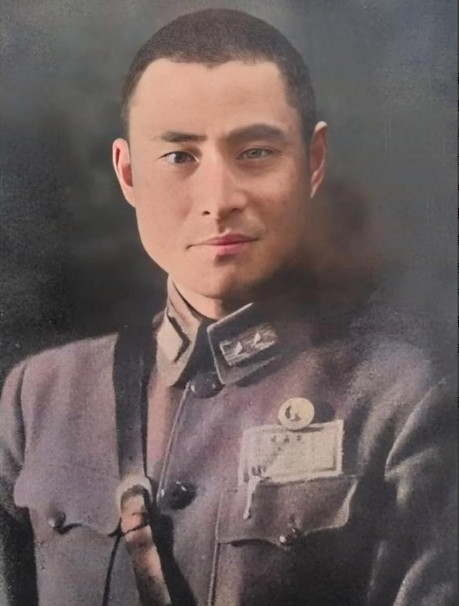 1975年，蒋介石得知黄维被特赦的消息后，立刻邀请他前往台湾，不仅补发了他被俘2
