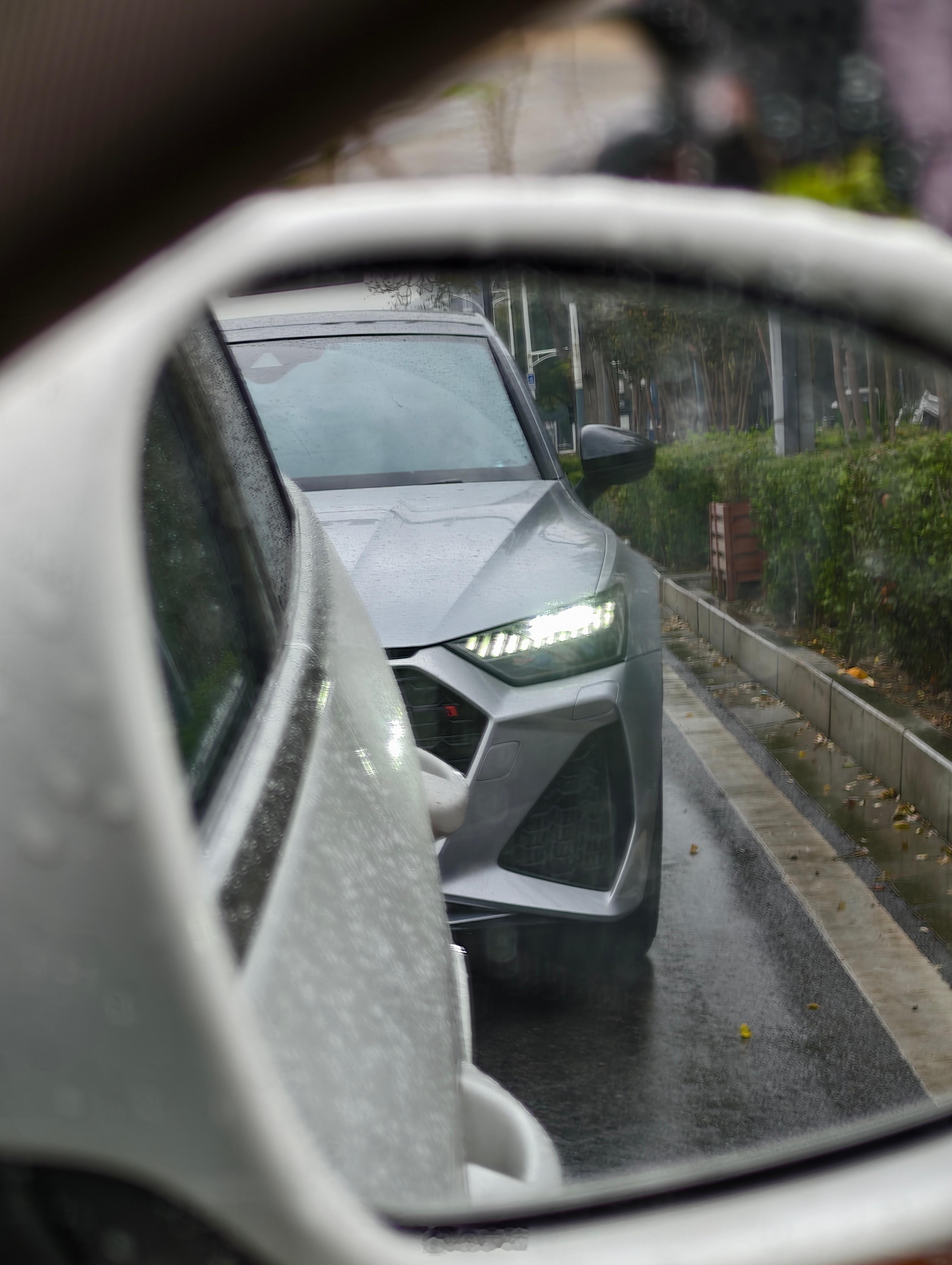 当你歪头看一眼后视镜，发现这货在身后[滑稽笑]你的下一台车​​​