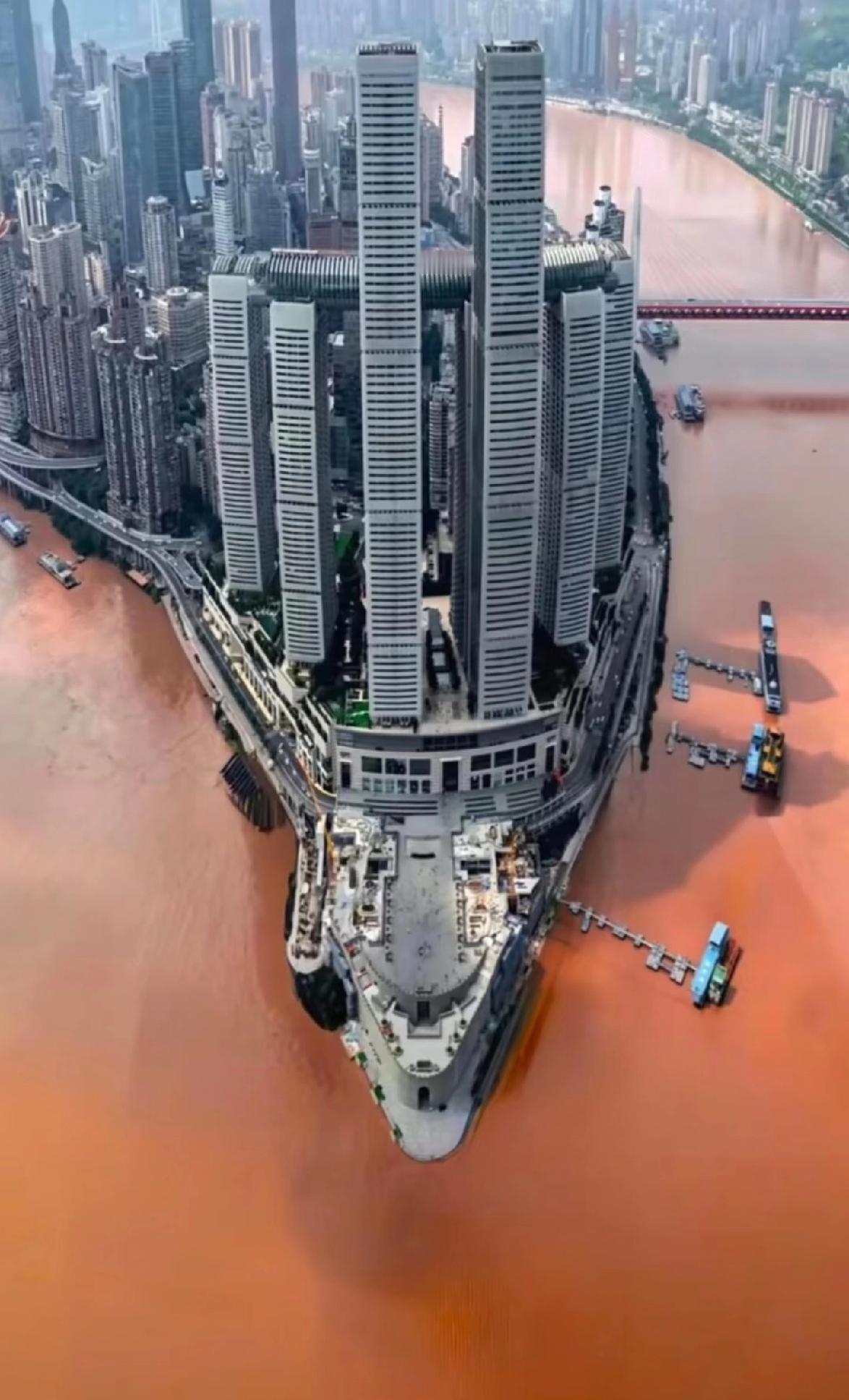 重庆，猛龙入海！雨后的重庆，如猛龙般威武实际高度比设计高度压低了很多（不可抗