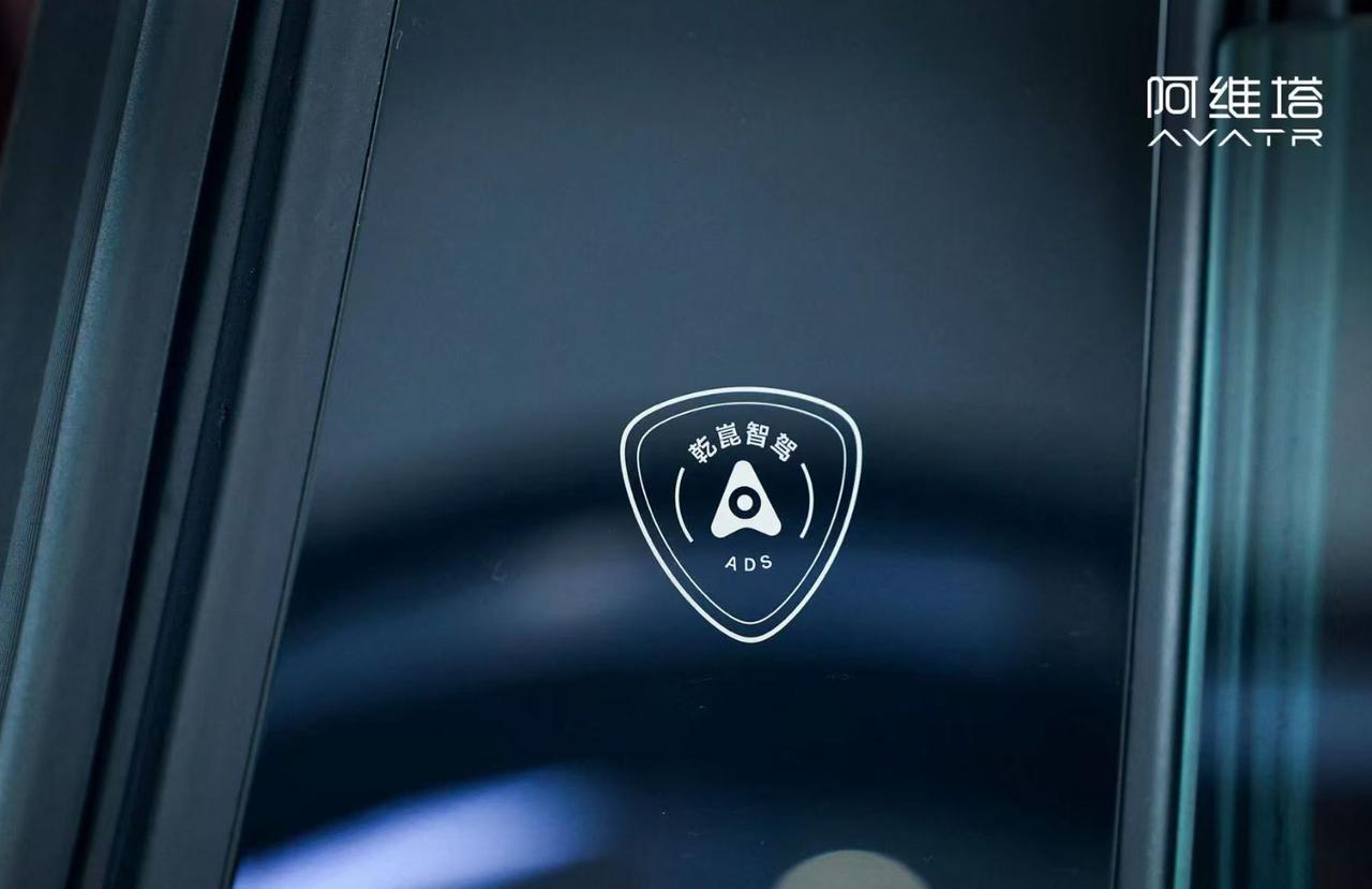 新款阿维塔12来了，这次由阿维塔辉总和华为靳总一起揭晓，搭载最新的华为四激光雷达