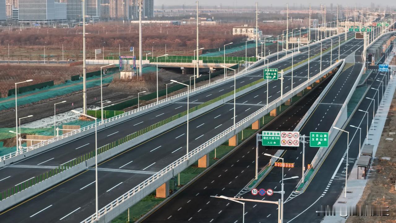 1月28日，酒都路快速化改造工程通车，这无疑是宿迁市区城市建设中的一则喜讯！随着