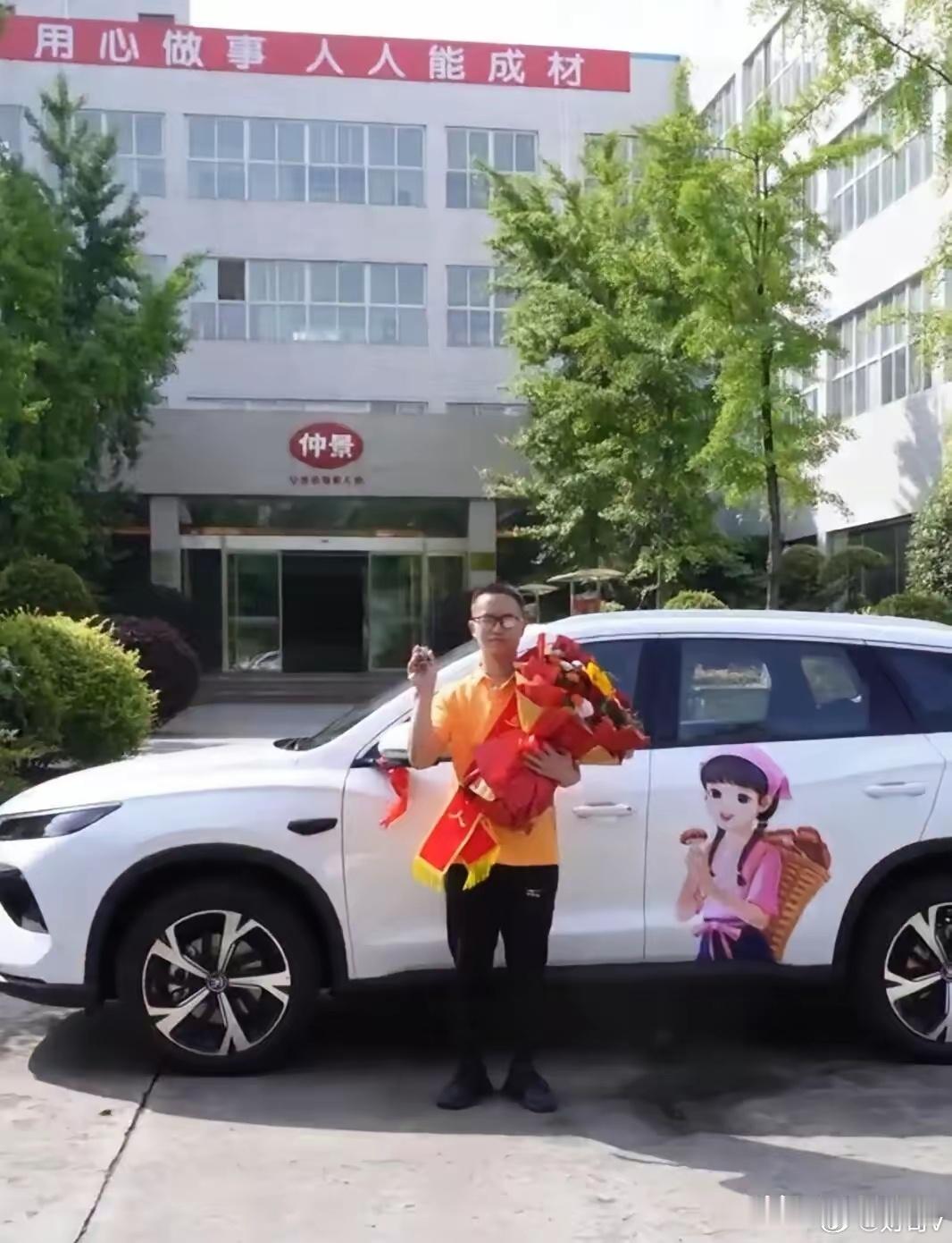 凡人英雄！河南小伙4次跳河救3少年，公司直接奖15万SUV。5月下旬，河南西峡，