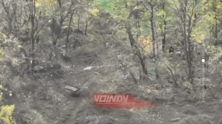 雷霆一击！俄军实在太狡猾了，等乌军集体进入掩体后，就发射一枚导弹精准打击，一网打