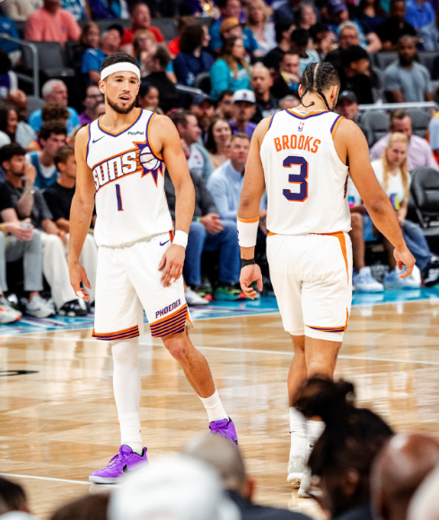 建议太阳主动掉到西部第8，避开勇士勇士一直以来都是格林的苦主，格林职业生涯对