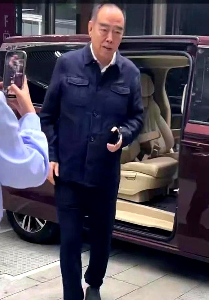 深圳街头偶遇陈凯歌陈红夫妇，这画面太有冲击力了！73岁的陈导下车时明显腿脚不