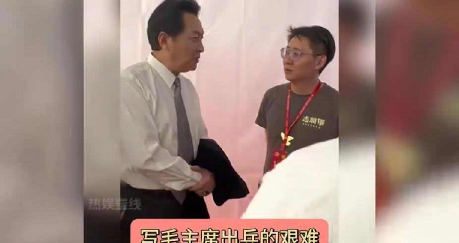 唐国强不满的说，志愿军存亡之战，把毛主席和周总理的镜头全删了，再弄这片子就不是志